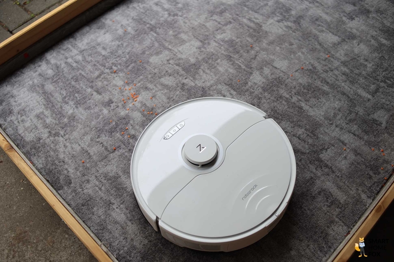 Roborock S8 Pro Ultra убирает чечевицу на ковре во время теста на всасывание.